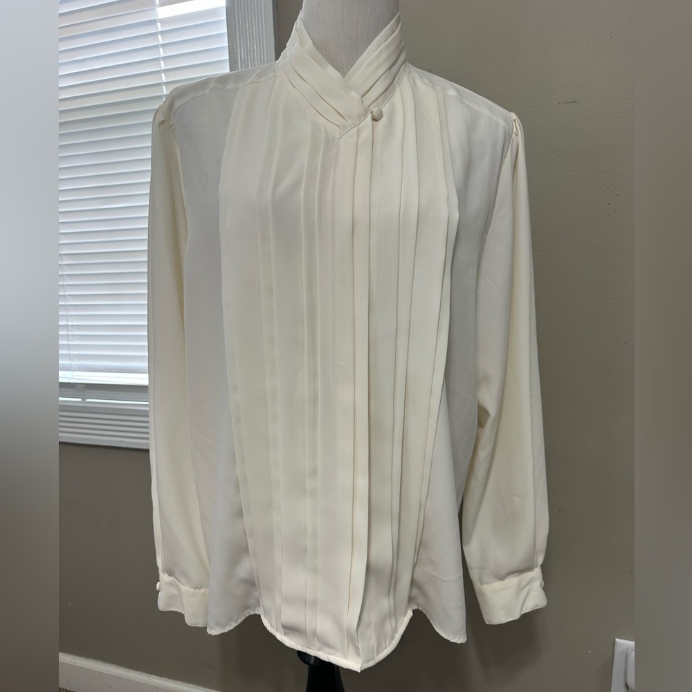 Yves St. Clair Ivory Blouse women’s size 18 vertical plates, mock neck